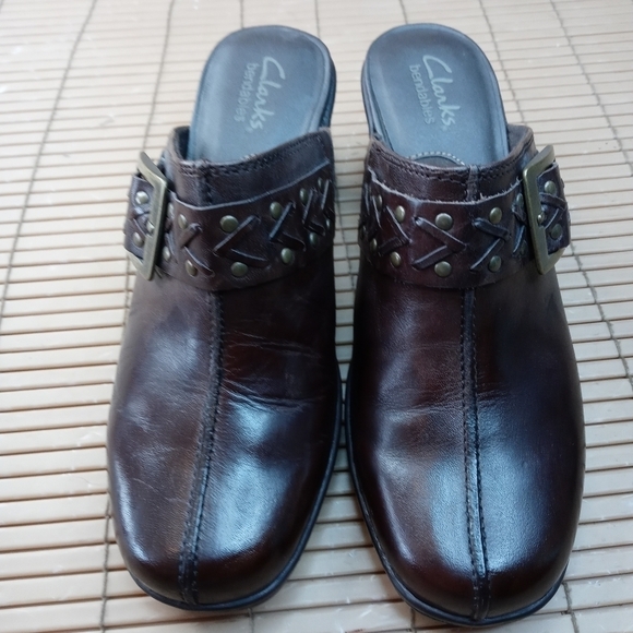 Clarks Bendables women's brown leather mule clogs. 2" heel.  Brass Studs and buc - Picture 3 of 11